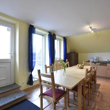 Сasa de vacaciones 5-bedroom In With Garden Zierow