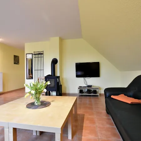Сasa de vacaciones 5-bedroom In With Garden
